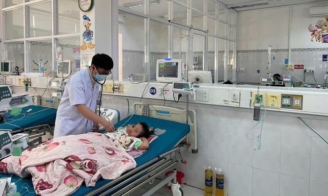 Tin tức đời sống 25/3: 53 giờ lọc máu cứu sống bé gái bị ong khoái đốt 