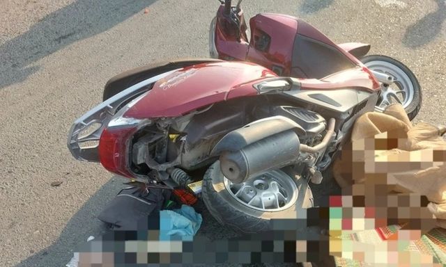 Hiện trường vụ nữ tạp vụ lái xe máy va chạm với xe tải, tử vong thương tâm 