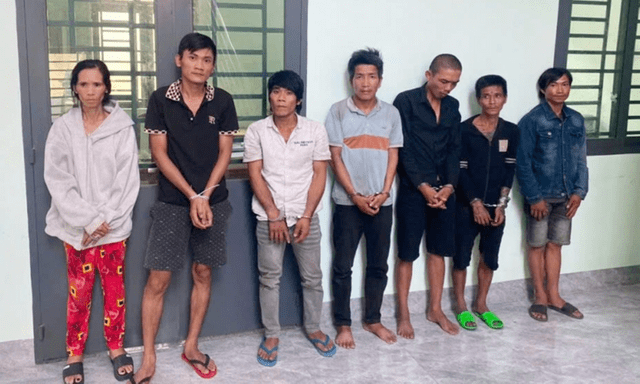 Tin pháp luật nổi bật 24h qua: 6 người đàn ông và 1 phụ nữ 
