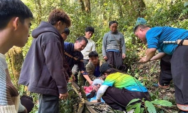 Tin tức thời sự 24h: Tìm thấy 2 người bị lạc trong rừng ở Sơn La