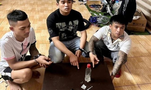 Bắt quả tang nhóm thanh niên 