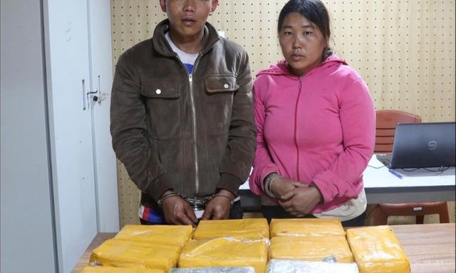 Bóng hồng sa ngã: Nữ quái cùng người đàn ông vận chuyển 60.000 viên hồng phiến