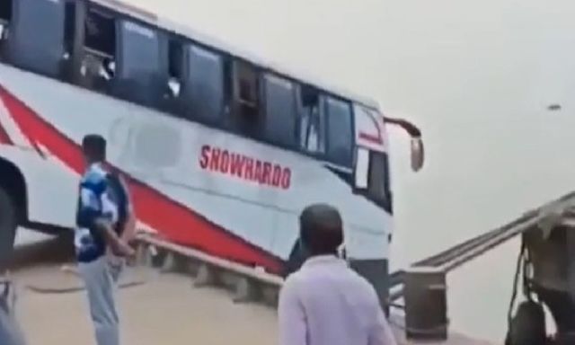 Clip: Xe khách lao xuống sông khi lên phà, ít nhất 16 người thiệt mạng