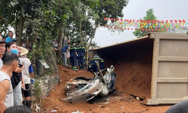 Hiện trường vụ xe tải chở đất lật, đè bẹp ô tô và xe máy, 2 phụ nữ tử vong