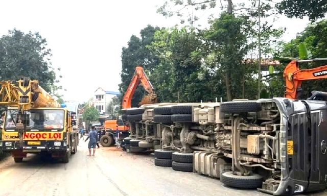 Tin tức tai nạn giao thông mới nhất ngày 27/3: Xe tải chở đất lật đè ô tô, xe máy khiến 2 người tử vong