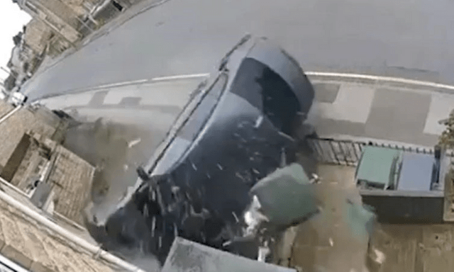 Clip: Kinh hoàng khoảnh khắc BMW phi như 