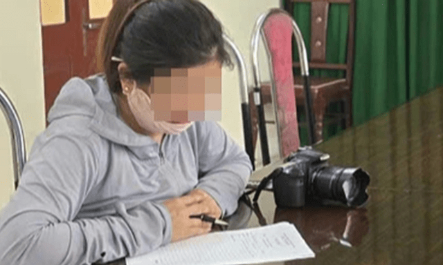 Xử phạt một phụ nữ chèo kéo, ép du khách chụp ảnh ở Sầm Sơn