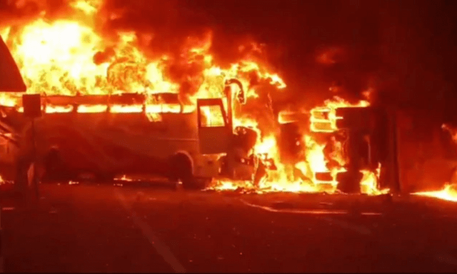 Kinh hoàng khoảnh khắc xe buýt va chạm xe tải rồi bốc cháy ngùn ngụt, 12 người thiệt mạng