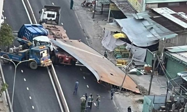 Clip: Hiện trường vụ tấm thép 10 tấn đè bẹp đầu xe tải, tài xế tử vong