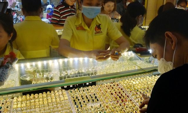 Giá vàng hôm nay (27/3): Vàng SJC và nhẫn đồng loạt đảo chiều giảm
