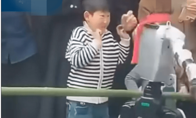 Clip: Robot mất kiểm soát khi biểu diễn, vung tay tát trúng mặt bé trai