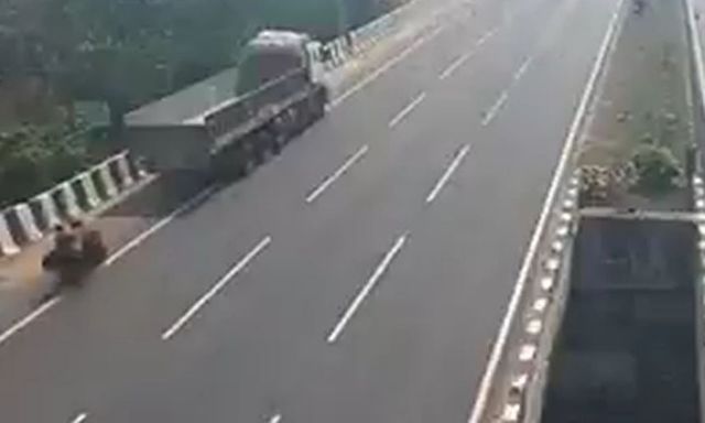 Clip: Đâm vào đuôi xe tải, 2 mẹ con đi xe máy tử vong thương tâm