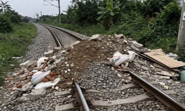 Đổ đất đá lên đường sắt, bị phạt bao nhiêu tiền?