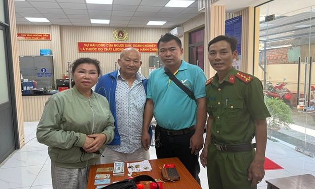 Tin tức thời sự 24h: Công an giúp người phụ nữ tìm lại túi xách chứa kim cương