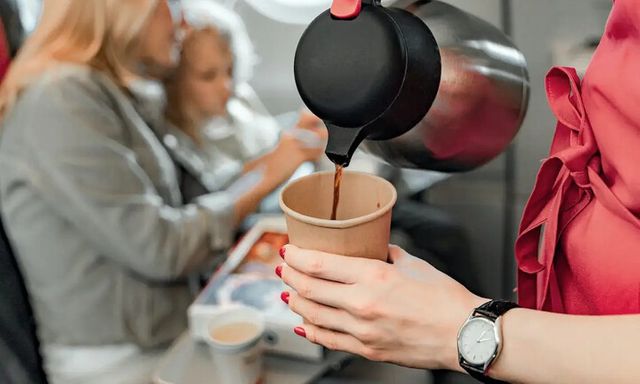 Vì sao không nên gọi trà và cà phê trên máy bay?