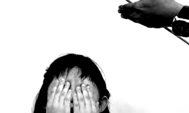 Xác minh vụ phụ huynh vào trường đánh học sinh, giáo viên đứng nhìn