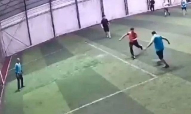 Clip: Bị bóng đập mạnh vào ngực, nam thủ môn ngã gục xuống sân cỏ, tử vong thương tâm