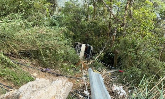 Hiện trường vụ xe ôtô 29 chỗ lao xuống vực sâu ở Tam Đảo