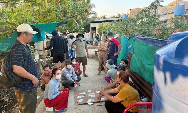 Tin pháp luật nổi bật 24h qua: Bắt quả tang 4 nam, 4 nữ 