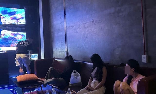 Bắt quả tang nhóm 