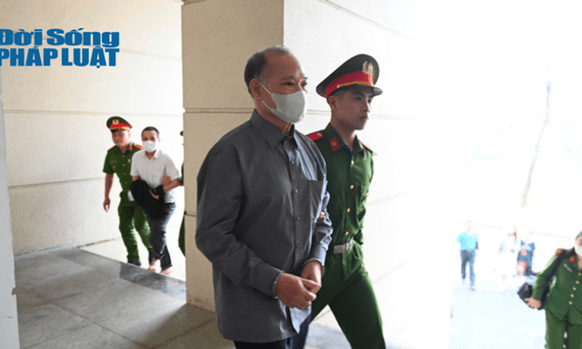 Cận cảnh cựu Thứ trưởng Hoàng Văn Thắng bị dẫn giải đến tòa