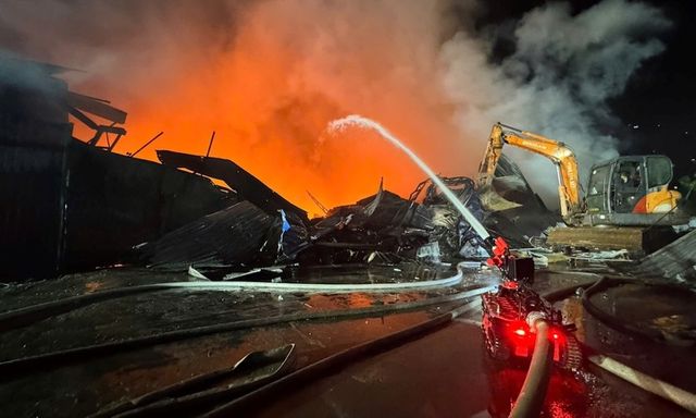 Hà Nội: Cháy cụm kho, xưởng gần Bệnh viện K Tân Triều, một người tử vong