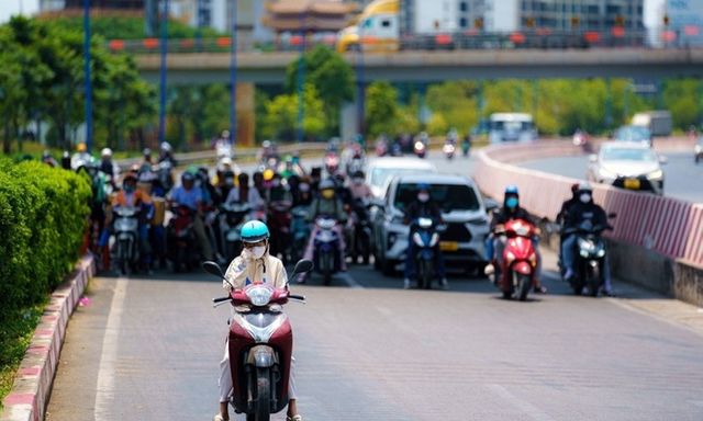 Sau mưa đá, dông lốc, miền Bắc sắp hứng nắng nóng đỉnh điểm rồi lại chuyển lạnh?