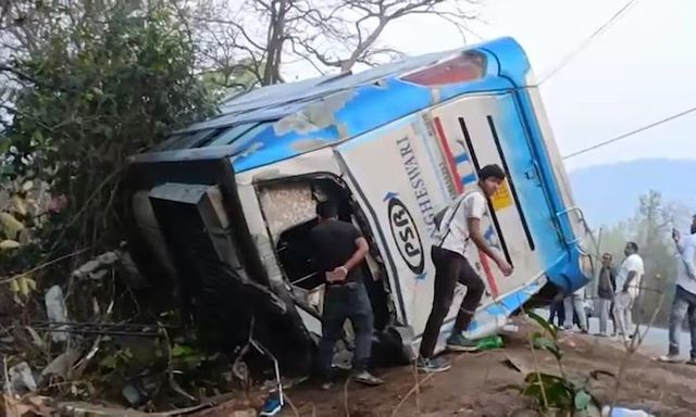 Xe chở khách du lịch lao vào tảng đá lớn rồi lật úp, 5 người thiệt mạng ở Ấn Độ