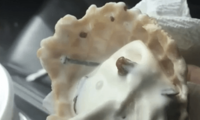 Nuốt phải đinh khi ăn kem, người phụ nữ được bồi thường 368 tỷ đồng sau 8 năm