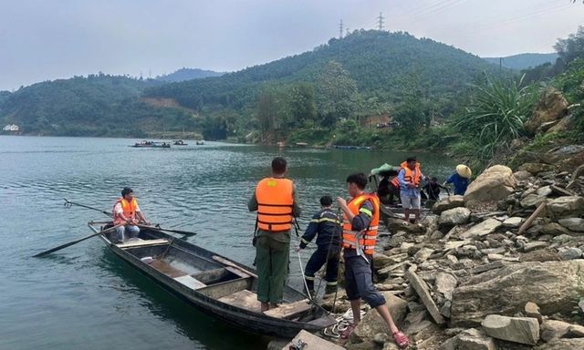 Vụ lật thuyền trên hồ thủy điện Tuyên Quang: Danh tính 2 vợ chồng tử vong