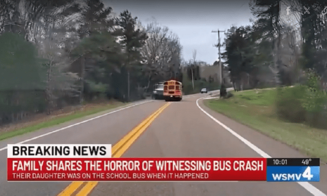 Clip: Va chạm giữa xe buýt trường học và xe tải, hai học sinh tử vong