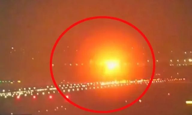 Clip: Động cơ máy bay phát nổ rồi bốc cháy khi vừa cất cánh, phi công phải quay đầu hạ cánh khẩn cấp