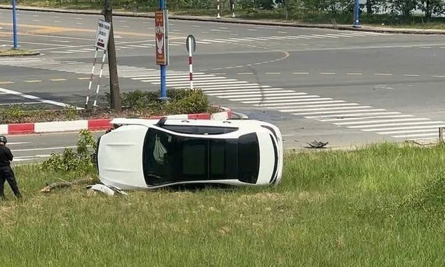 Tin tức tai nạn giao thông mới nhất ngày 1/4: Xe Mercedes tông gãy cây xanh rồi lật nghiêng