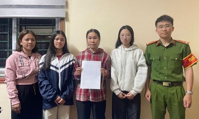 Nhặt được dây chuyền 5 chỉ vàng, 2 nữ sinh ở Hà Tĩnh lập tức đến công an