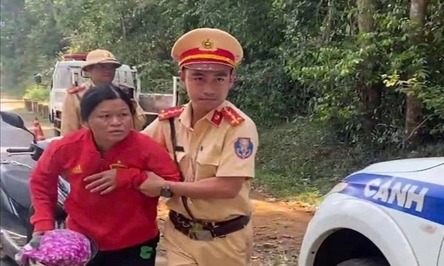 Tin tức thời sự 24h: CSGT Lâm Đồng hỗ trợ người phụ nữ nghi đột quỵ giữa đường