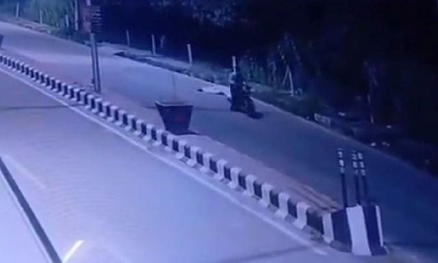 Chồng đẩy vợ khỏi xe máy đang chạy dẫn đến tử vong sau tranh cãi tại bữa tiệc