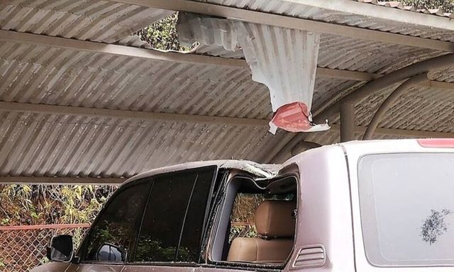 Tảng đá lớn lăn từ trên núi xuống gây tiếng nổ lớn, đè hỏng ô tô công vụ 