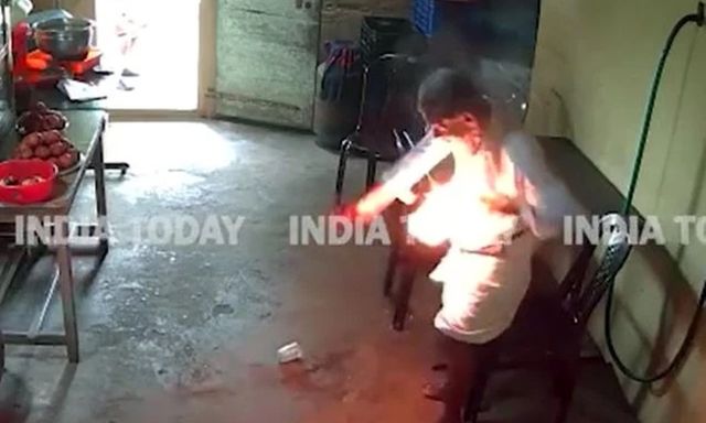 Clip: Điện thoại để trong túi áo người đàn ông bất ngờ phát nổ và bốc cháy