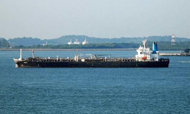 Iran tuyên bố khai hỏa tên lửa đánh trúng một tàu chở dầu ngoài khơi Qatar