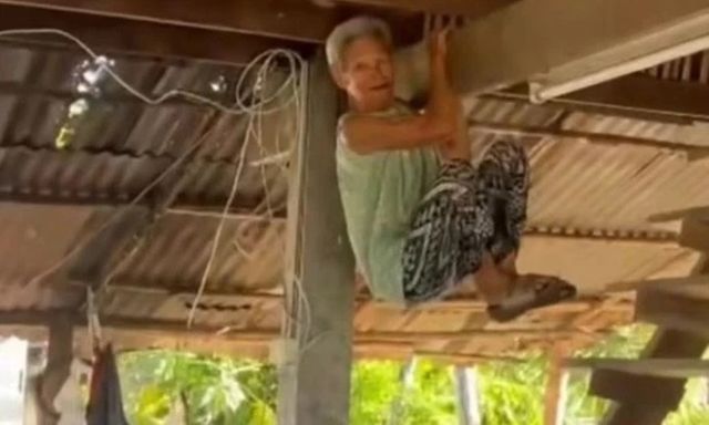 Clip: Phát hiện rắn bò vào sân, cụ bà đu xà như phim hành động khiến con cháu đứng hình