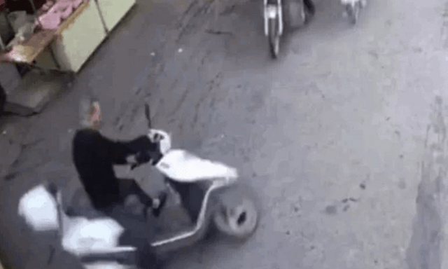 Clip: Cụ ông đi xe máy xoay 180 độ 