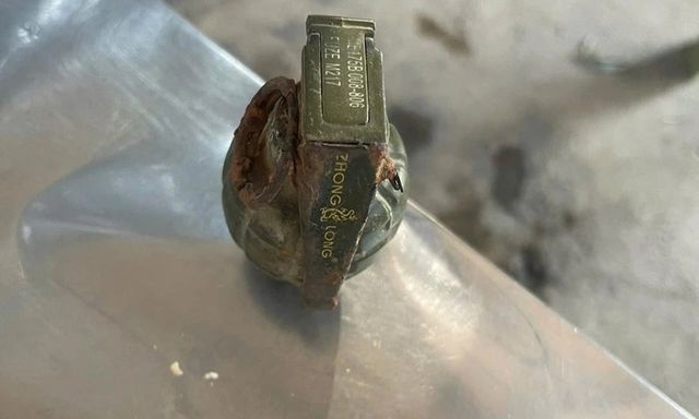 Thót tim học sinh lớp 8 mang theo quả lựu đạn chưa nổ giao nộp cho CSGT