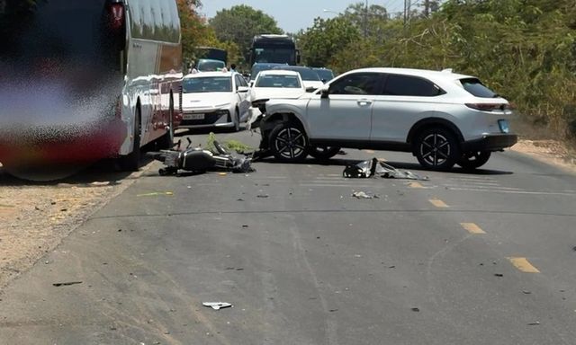 Hiện trường vụ va chạm mạnh giữa ô tô và xe máy, 2 người thương vong ở Lâm Đồng