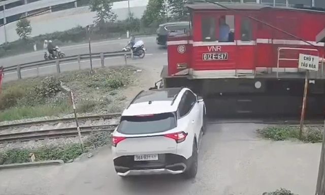 Ô tô vượt rào chắn đường sắt bị phạt bao nhiêu tiền?