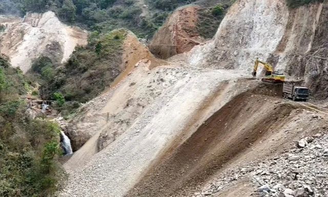 Sạt lở đất đá tại công trường, hai công nhân bị vùi lấp tử vong