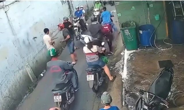 Clip: Can ngăn va chạm giao thông, người đàn ông bị đánh đến bất tỉnh