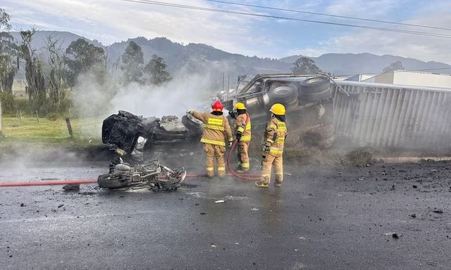 Xe đầu kéo chở sữa tông loạt ôtô ở trạm thu phí, 5 người thiệt mạng