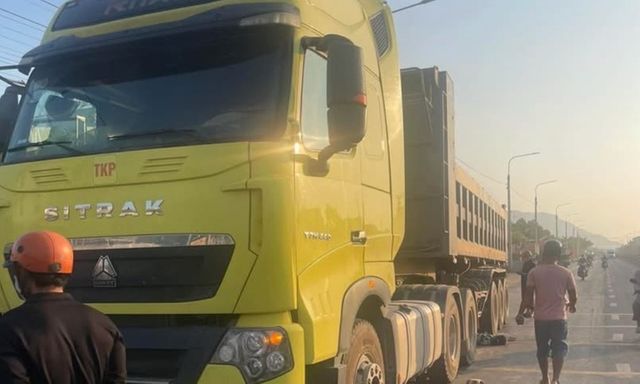 Tin tức tai nạn giao thông mới nhất ngày 8/4: Va chạm với xe đầu kéo, người phụ nữ đi xe đạp tử vong