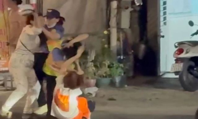 Phẫn nộ vụ người phụ nữ vượt rào chắn tàu, hành hung hai nhân viên đường sắt