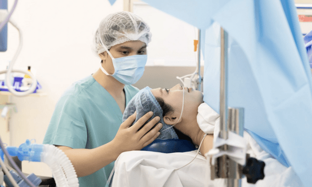 Á hậu Chế Nguyễn Quỳnh Châu đón con trai đầu lòng